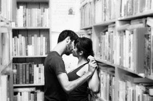 para całująca się w bibliotece