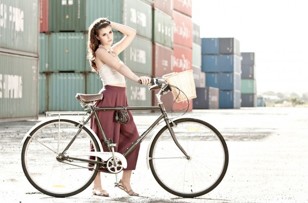 dziewczyna na rowerze