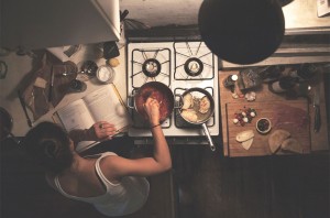 dziewczyna przygotowująca jedzenie w kuchni